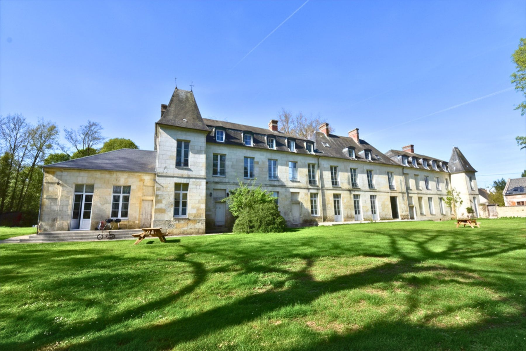 Façade du Château de Ravenel dans l’Oise pour un séminaire de négociation proche Paris