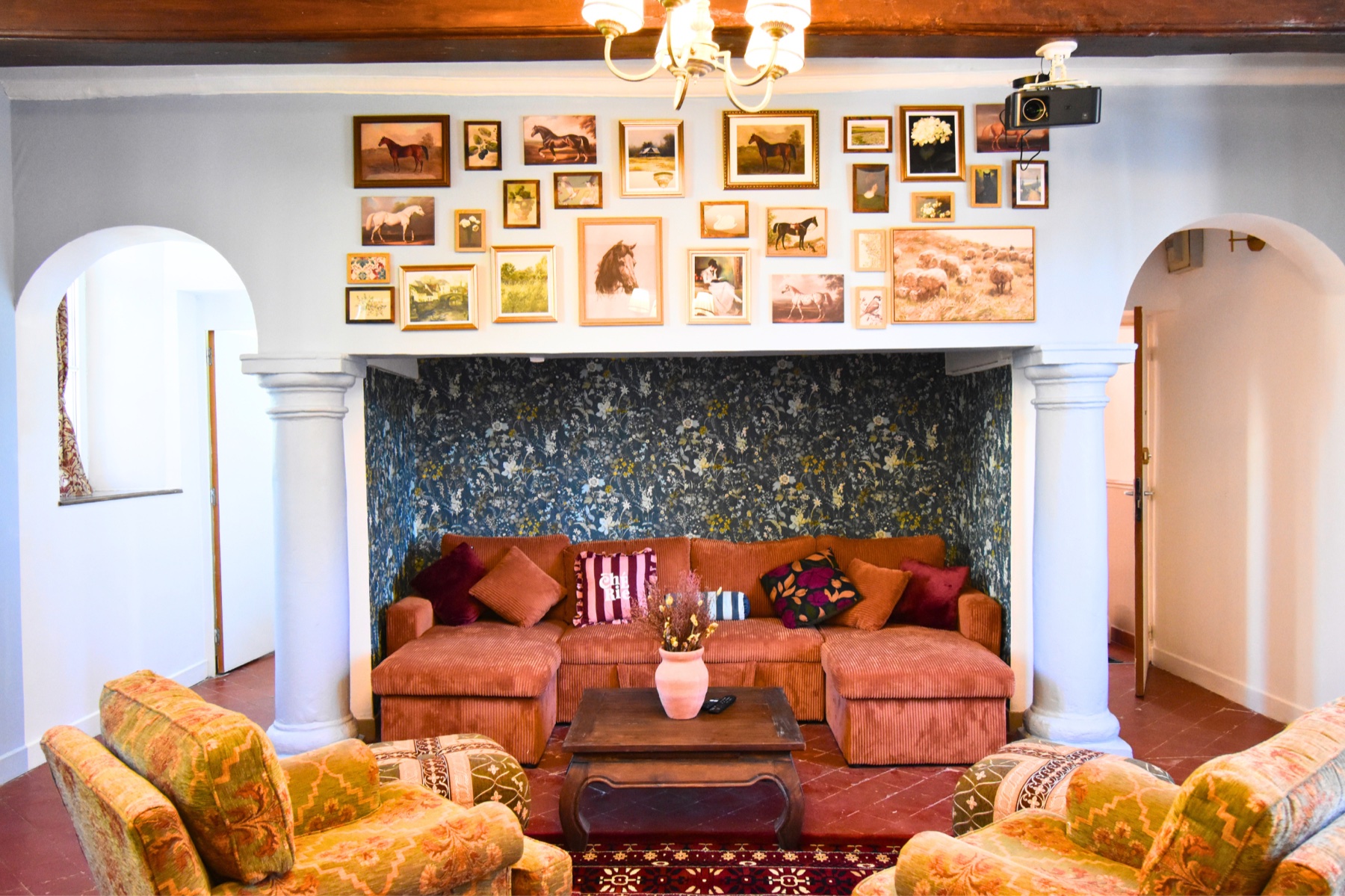 Le Haras Royal — salon chaleureux avec cheminée et arches