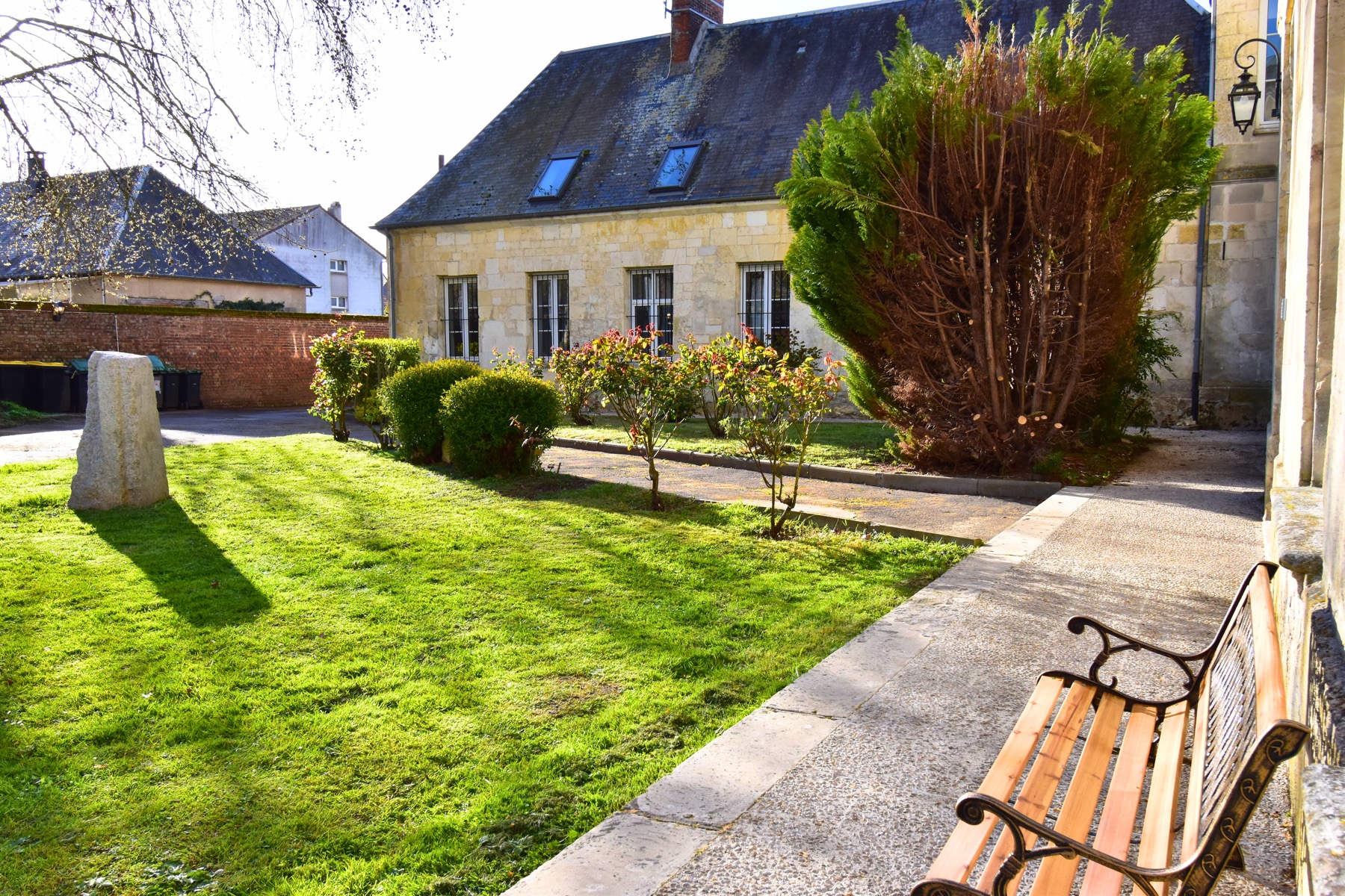 Cour extérieure et jardin du Château de Ravenel
